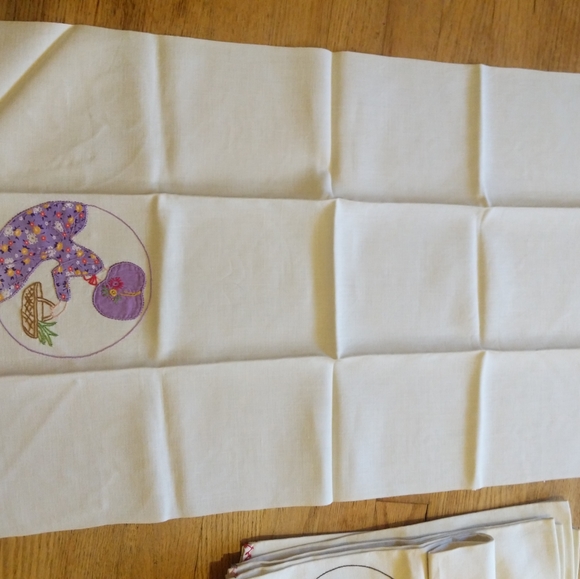 Seven vintage hand embroidered tea towels - Picture 3 of 7